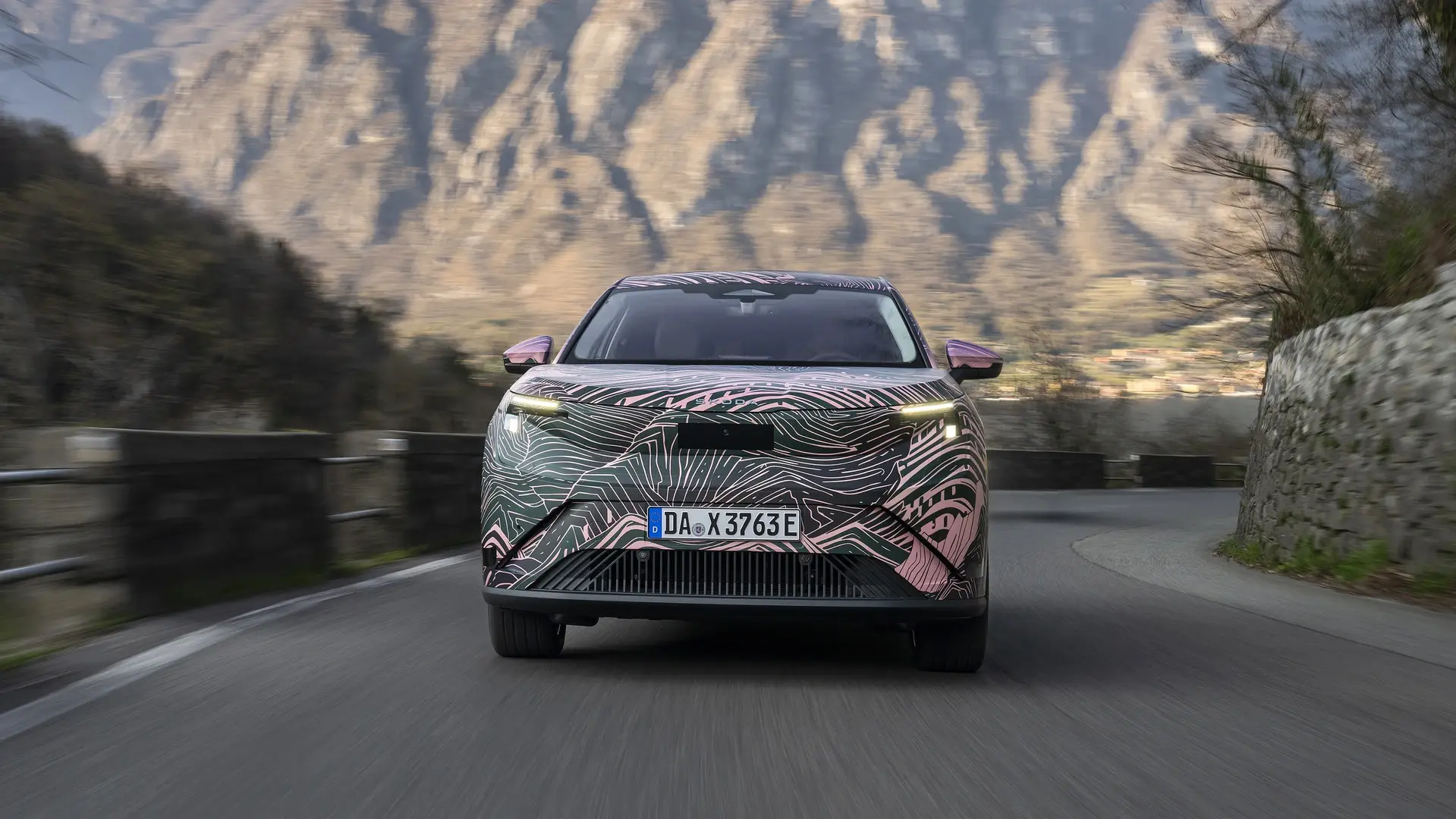 Skoda has published the first photos of its new Peaq crossover