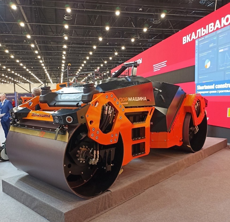 The Road Machinery Plant presented a roller with unmanned control