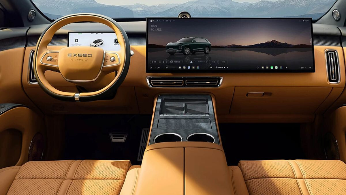 The premiere of the new crossover Exeed EX7 with a 30-inch screen took place