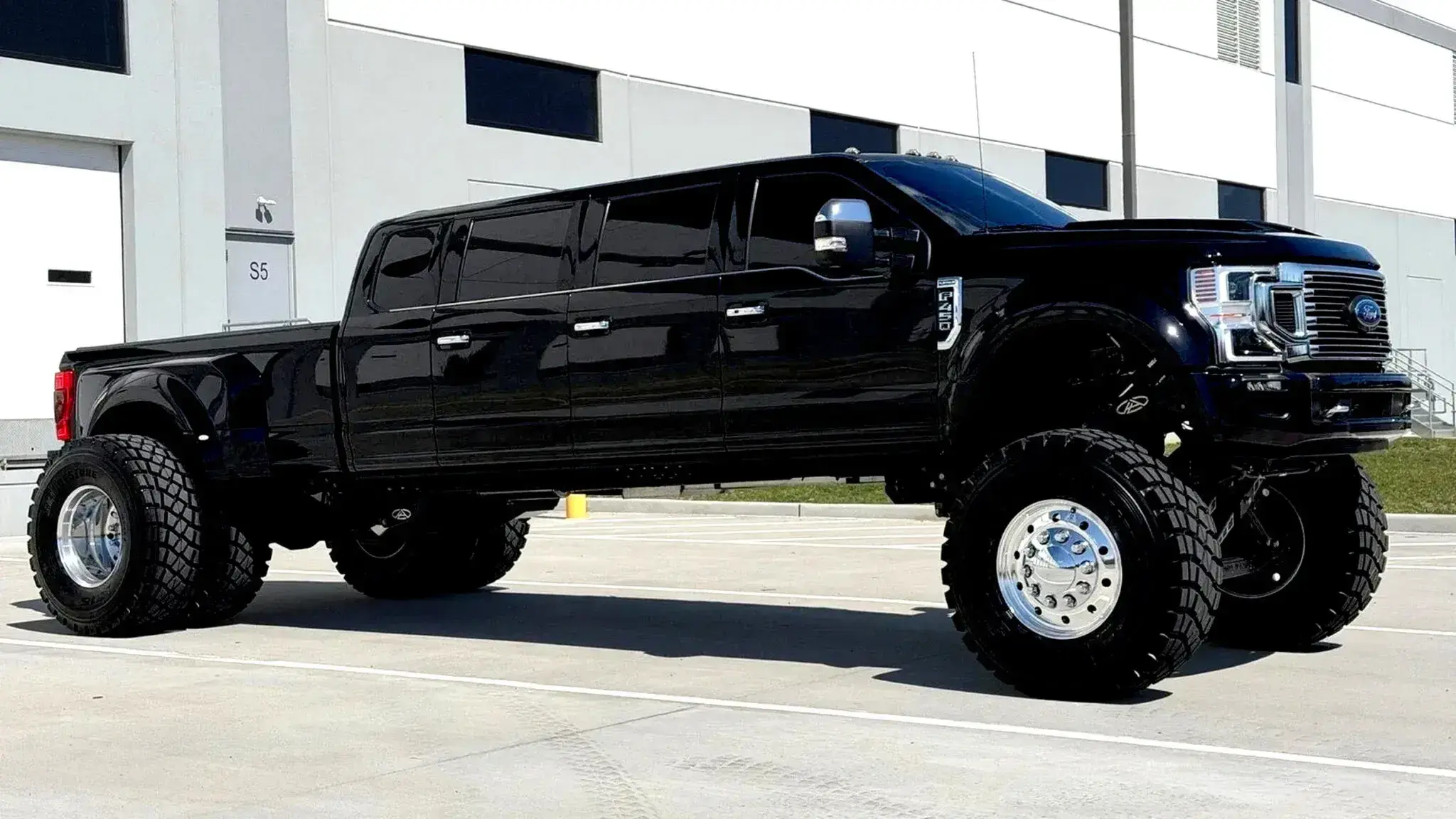 Tuning studio turned Ford F-450 into a six-door pickup truck
