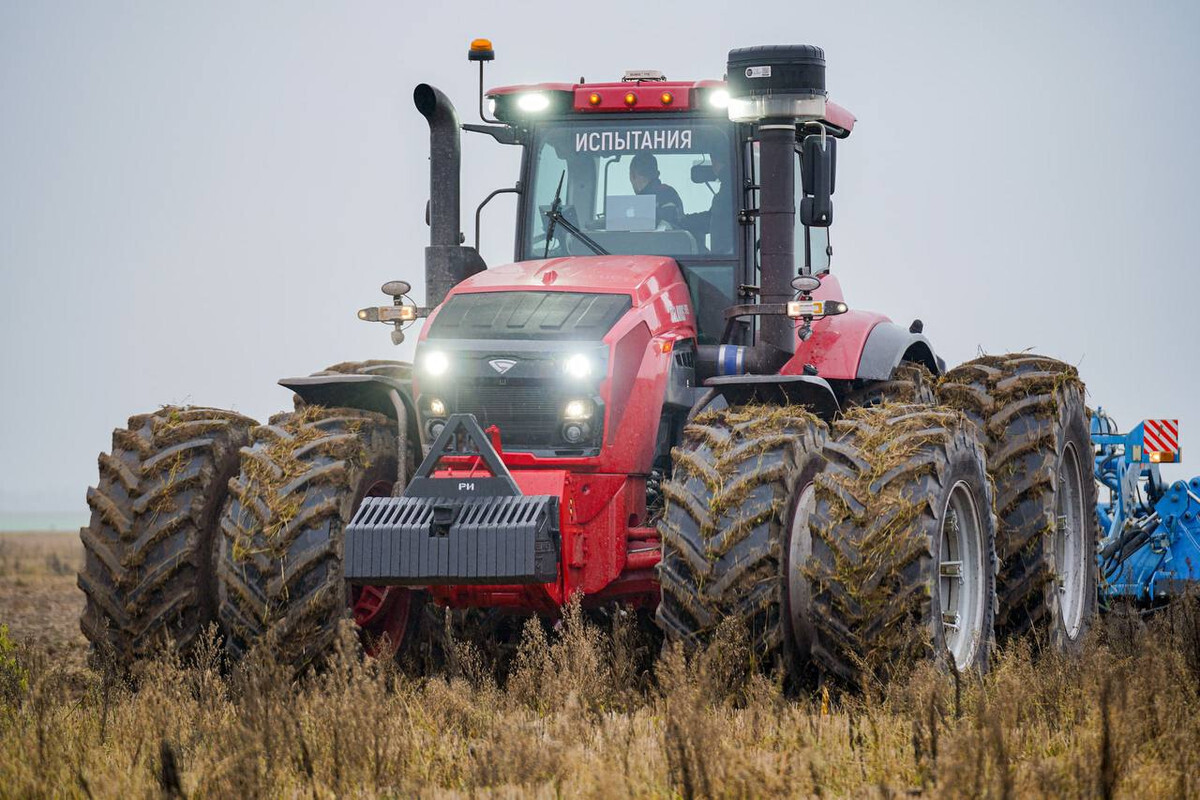 Alexander Lukashenko was shown a 542-horsepower Belarus tractor