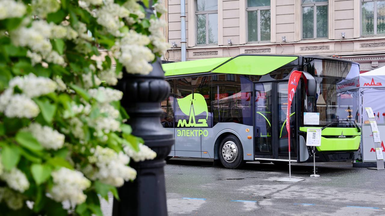 An 18.5 meter long MAZ accordion electric bus was photographed