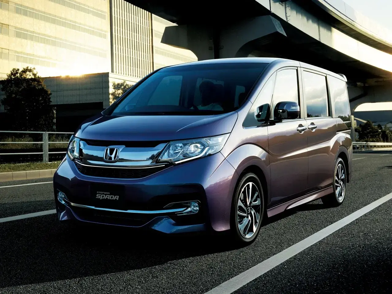 “Behind the wheel” listed 7 disadvantages of the right-hand drive Honda Stepwgn van