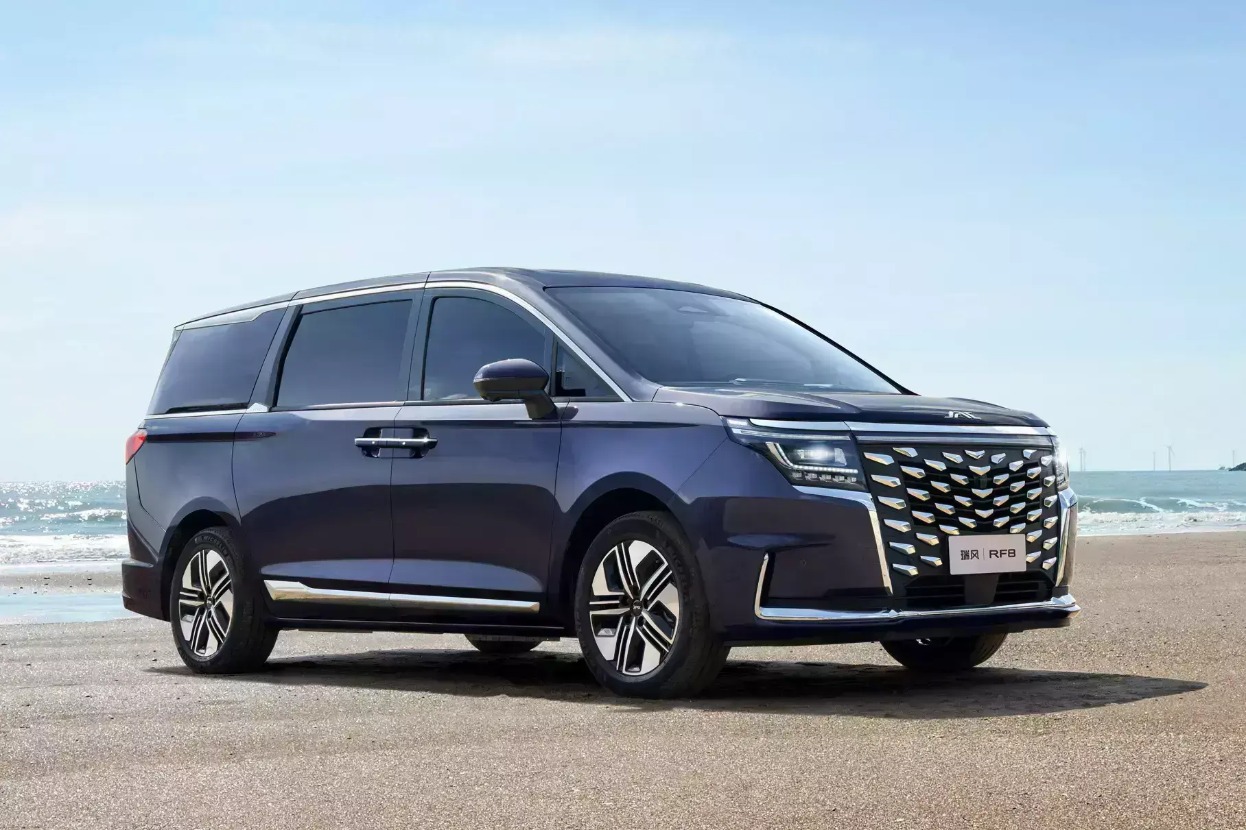 Motor compared the cost of the JAC RF8 minivan in Kazakhstan and Russia