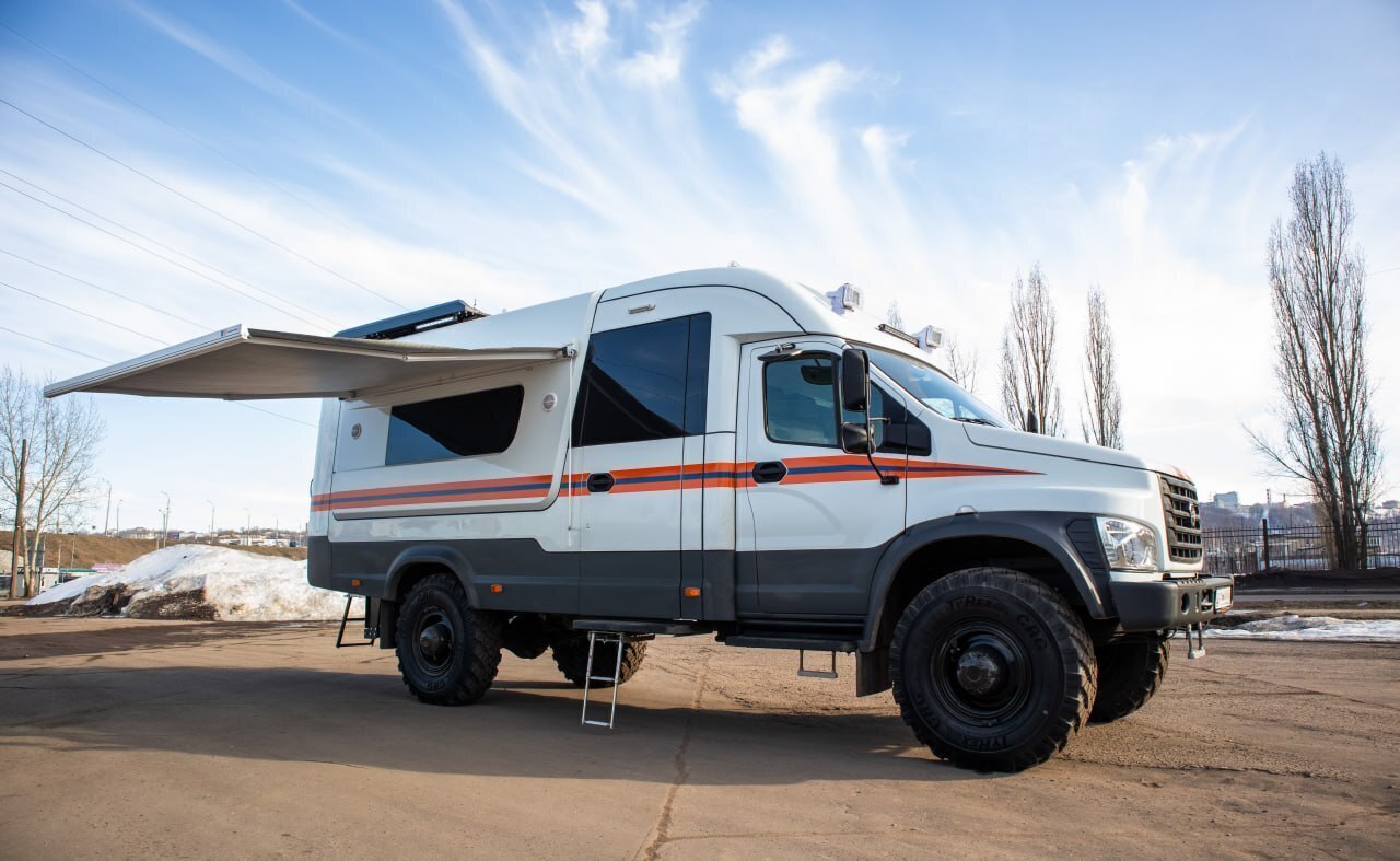SpetsTekhProm showed a command and staff vehicle based on Sadko Next
