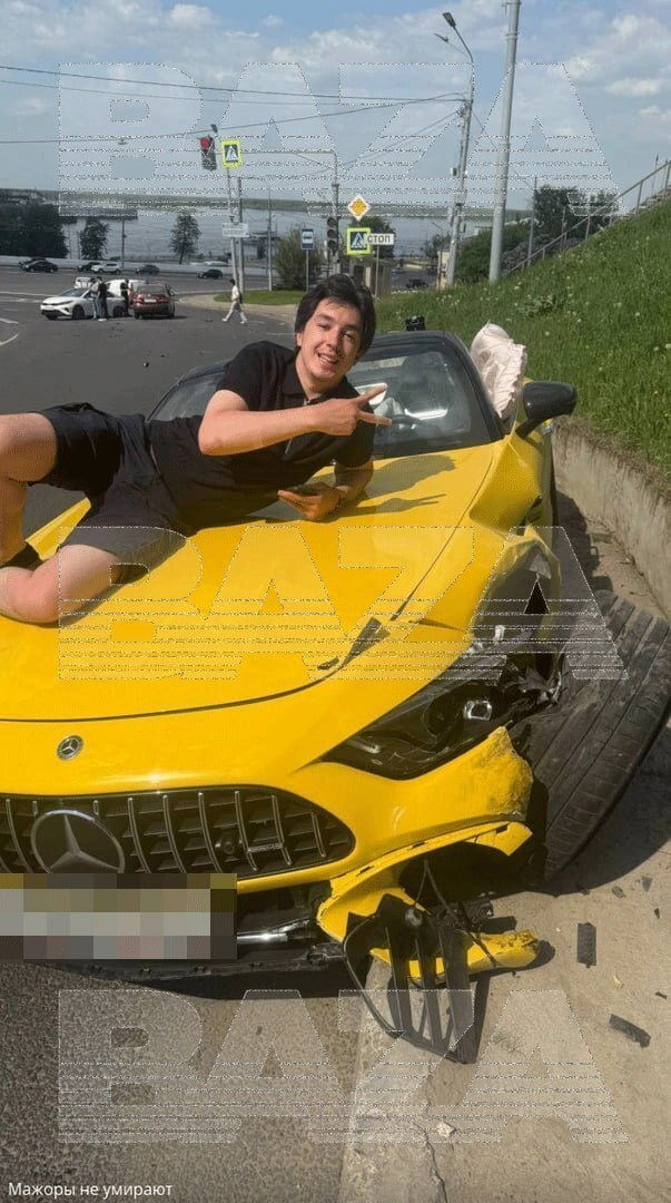 Video: the drunk son of businessman Kornilov flew into cars in a Mercedes convertible