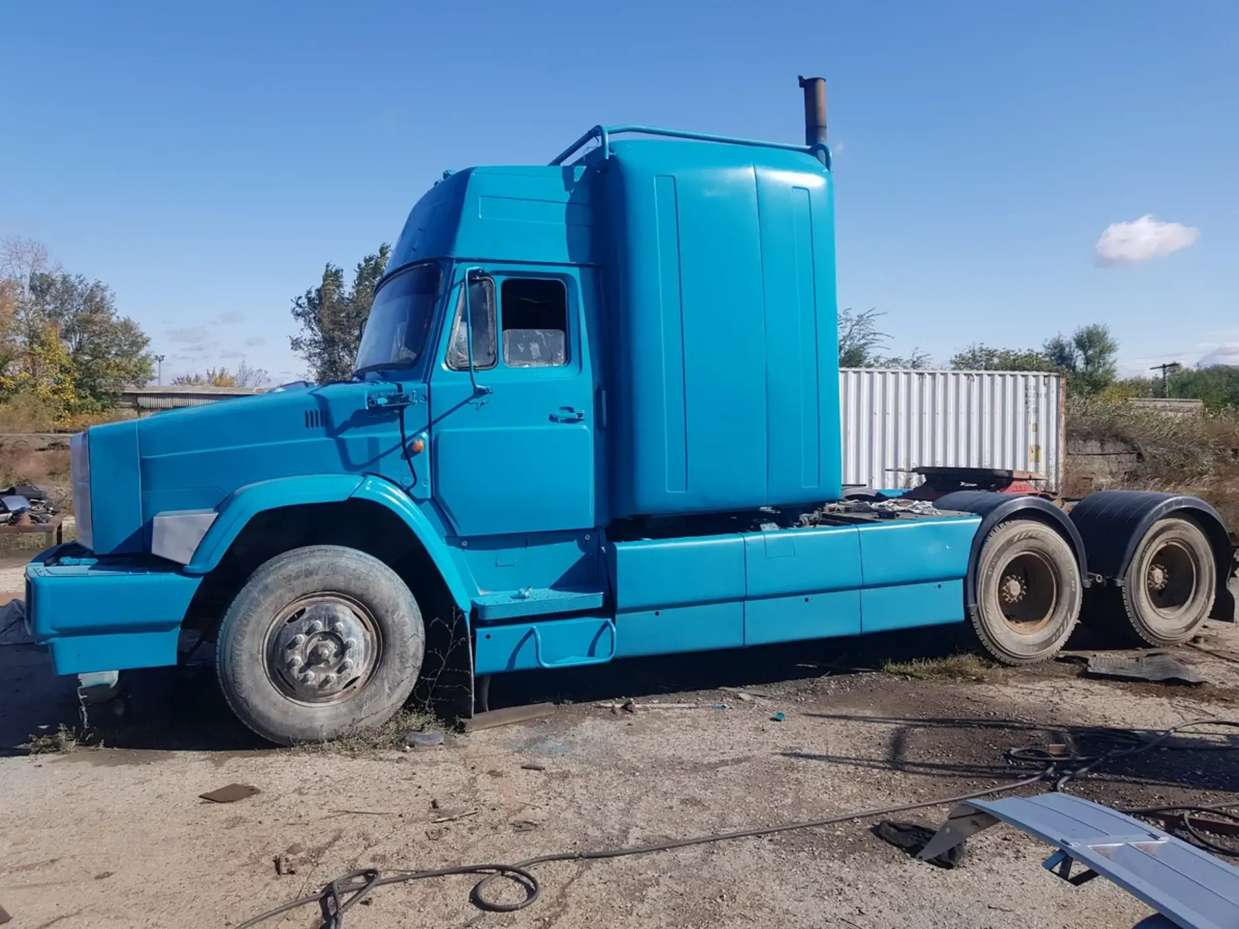 A Russian has equipped an old ZIL with a dimensionless sleeping bag and is now selling