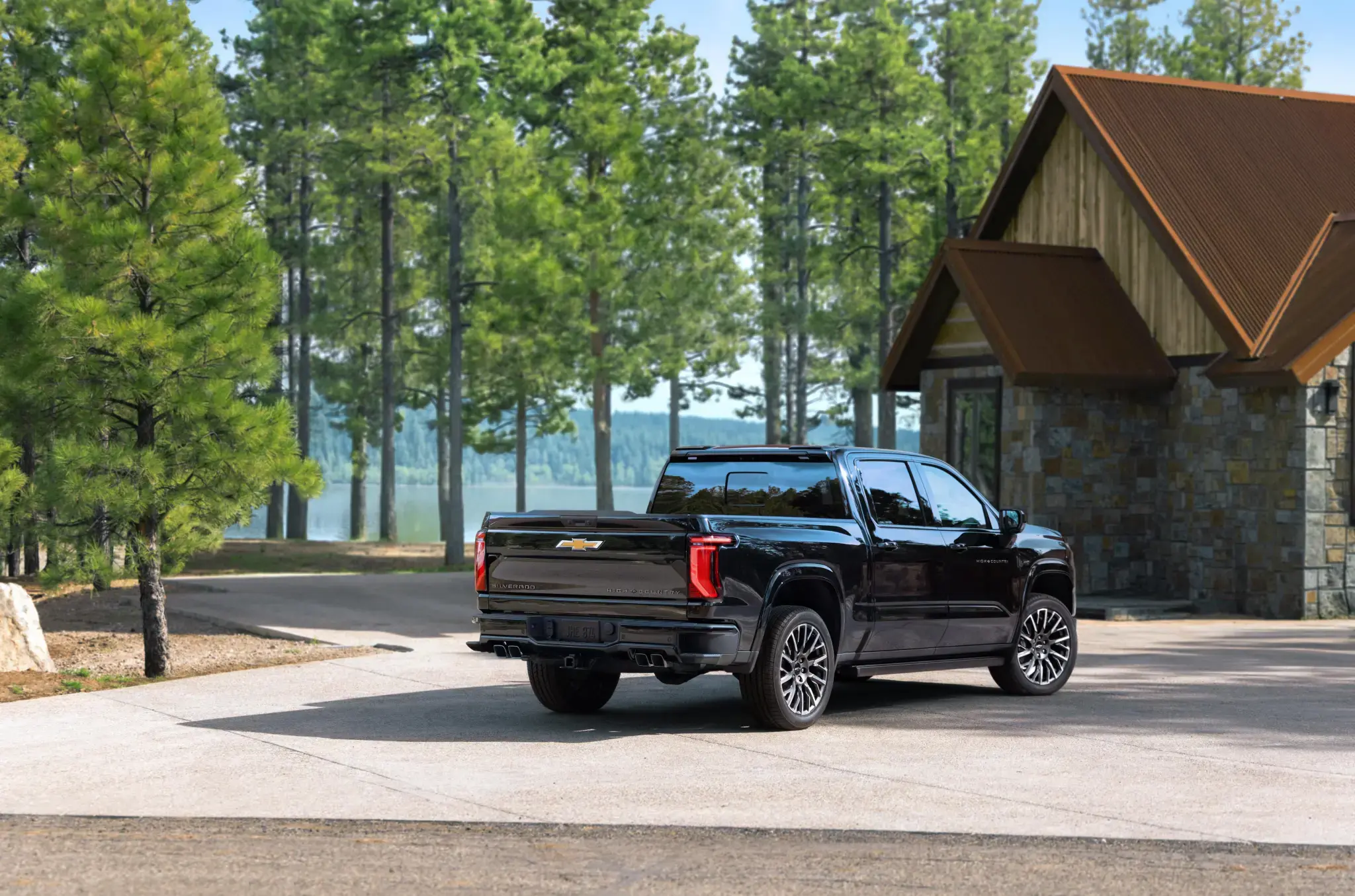 Chevrolet will release an updated Silverado pickup with V8 engines