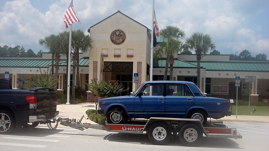 In Miami, a service station owner lures customers with Zhiguli cars from the USSR
