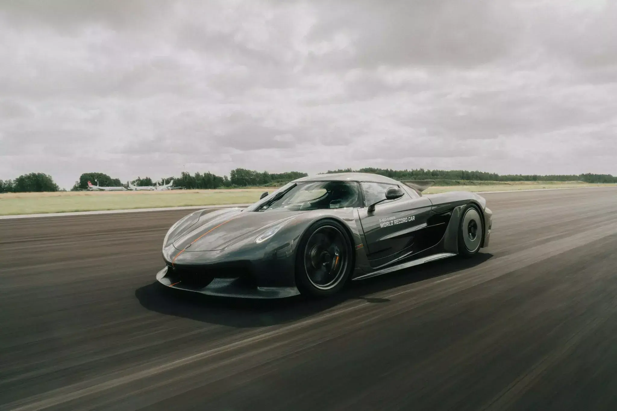 Koenigsegg Jesko Absolut was the first gasoline car to exceed 300 km/h at 402 meters