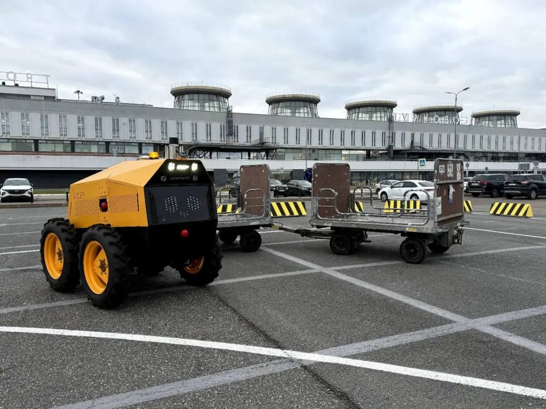 Unmanned baggage tractors with swarm AI technology will be introduced at Pulkovo