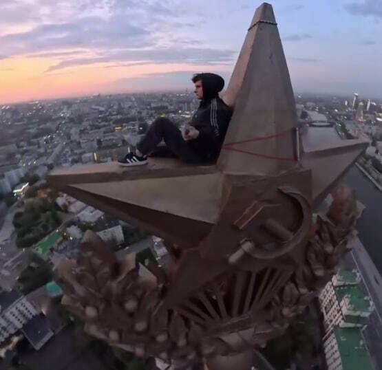 An extreme sportsman climbed the spire of a building on Kotelnicheskaya embankment